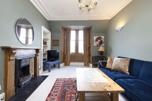 TV, offices - Old Town Apartment with Stunning View (Edinburgh)