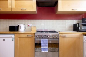 Fridge, microwave, oven, dishwasher - Old Town Apartment with Stunning View (Edinburgh)