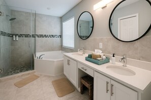 Ensemble douche/baignoire, baignoire à jets, sèche-cheveux
