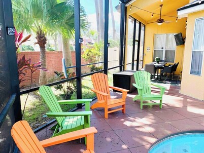 Shadow Bay Luxe Home with a Private Screened Pool near Universal Studios. 