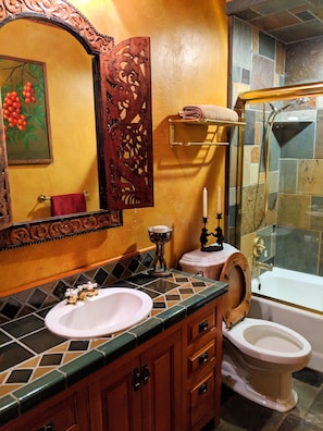 Duschwanne, Haartrockner, Handtücher, Seife