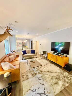 تلفزيون ذكي، مدفأة، كرة قدم الطاولة، تنس طاولة