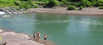 Hill Top Villa - 6 bedroom, 4 bathrooms, hot tub, Movie Room, Windham 10min