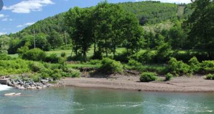 Hill Top Villa - 6 bedroom, 4 bathrooms, hot tub, Movie Room, Windham 10min