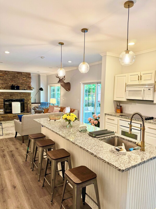 ثلاجة، ميكروويف، فرن، موقد طهي مسطح