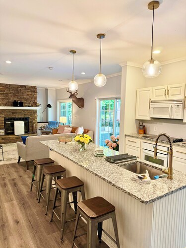 Hill Top Manor - 6 bedroom, 4 bathrooms, hot tub, Movie Room, Windham 10min