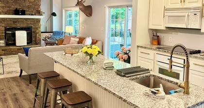 Luxury HillTop 6BR Villa, 4BA | Hot Tub & Movie Room, Windham 10min