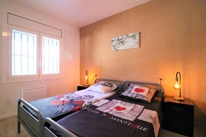 1 chambre, fer et planche à repasser