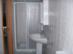 Bruser, hårtørrer, bidet, håndklæder