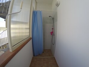 Dusche, Haartrockner, Bidet, Handtücher