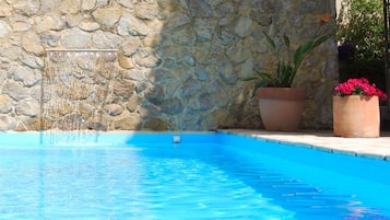 Piscina all'aperto, una piscina riscaldata