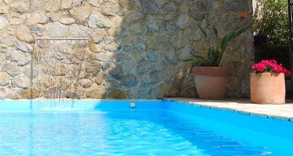 Ein charakteristisches Steinhaus mit privatem beheiztem Pool.