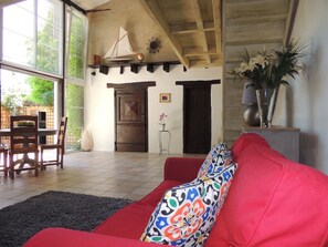 Smart TV, fireplace, DVD player, books