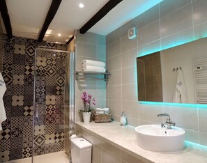 Haartrockner, Handtücher, Seife, Shampoo