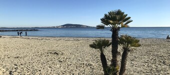 温水スイミングプール付きのキャラクターストーンハウス。