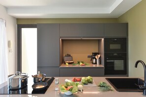 Fridge, oven, dishwasher, coffee/tea maker