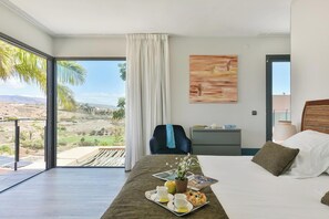 3 slaapkamers, een strijkplank/strijkijzer, wifi, beddengoed