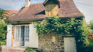 Unclassified image, 2 of 8, button - Rural house in Perigord Sarladais (Azerat)