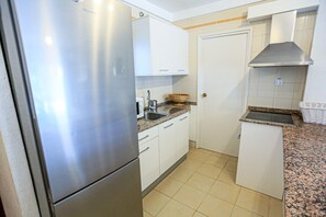 Fridge, microwave, oven, coffee/tea maker