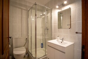Combined shower/bathtub, hair dryer, bidet, towels