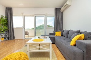 Unclassified image, 3 of 25, button