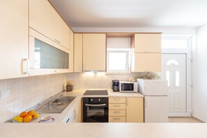 Refrigerador, horno, lavavajillas, cafetera/tetera