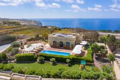 Villa Munqar~ 3BR Coastal Villa w/ Pool & Sauna