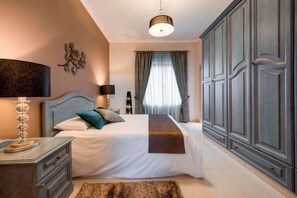 3 Schlafzimmer, Schreibtisch, Bügeleisen/Bügelbrett, WLAN
