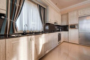 Refrigerador, microondas, horno y lavavajillas