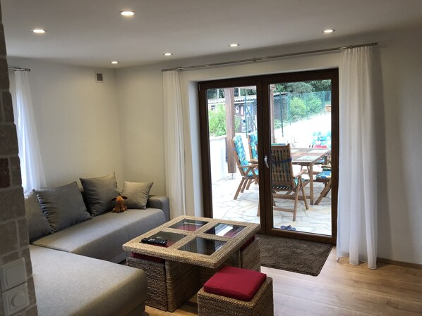 Flachbildfernseher, DVD-Player, Bücher