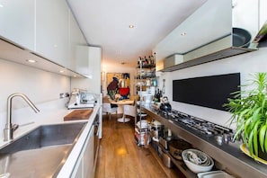 Fridge, oven, stovetop, coffee/tea maker