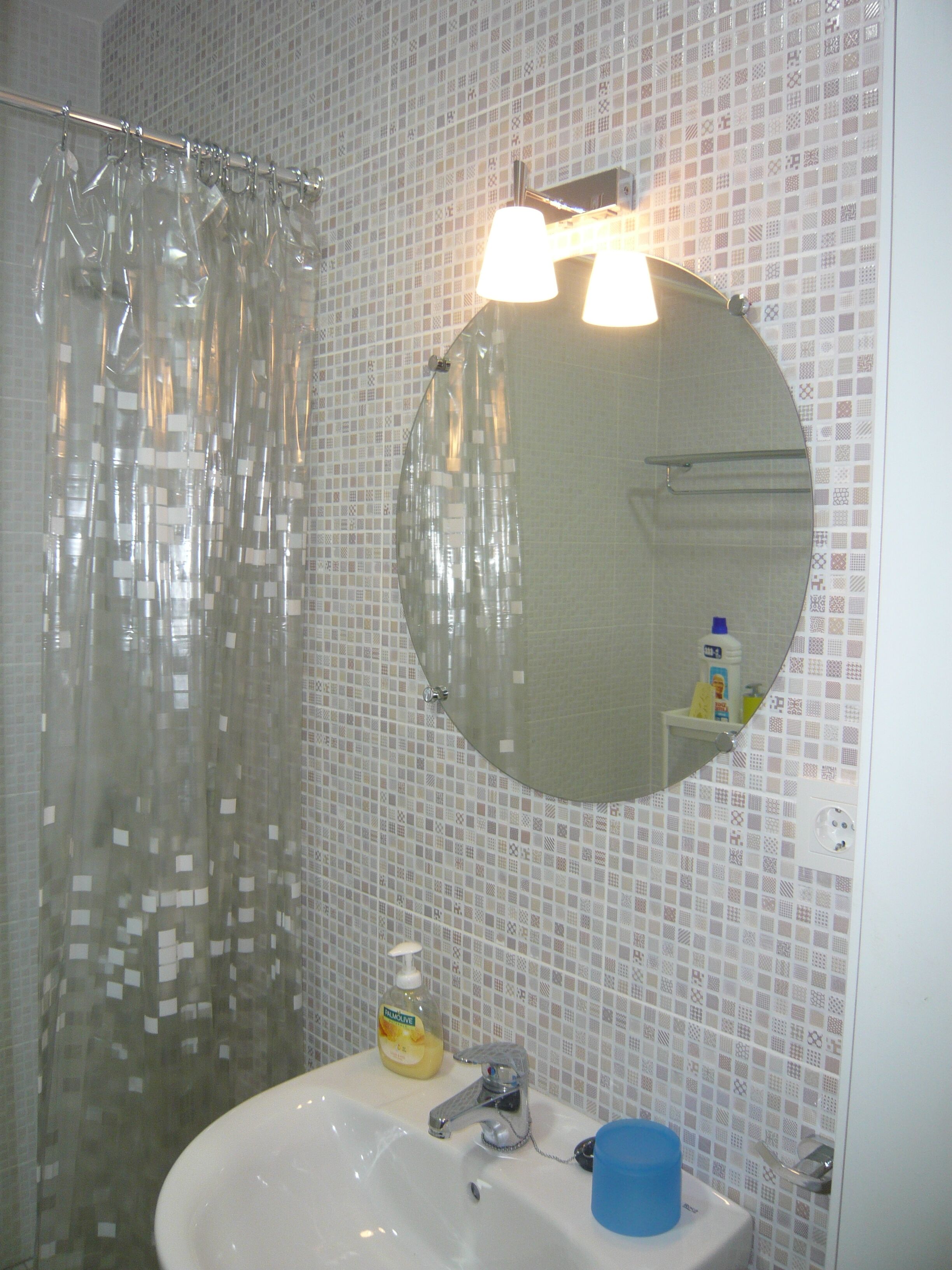 Een douche, een haardroger, handdoeken, zeep