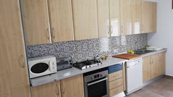 Een koelkast, een microgolfoven, een oven, een kookplaat