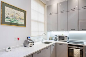 Fridge, microwave, oven, stovetop - Traditional 1 Bed Apartment, Pimlico (London)