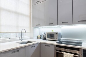 Refrigerador, microondas, horno, placa de cocina