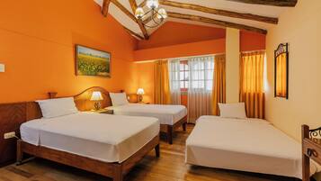 Habitación triple | Edredón, decoración personalizada y espacio para trabajar con laptop