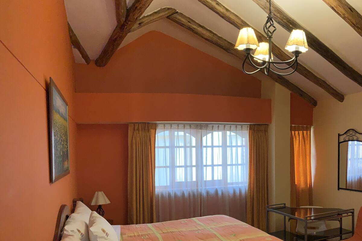 Quarto casal, 1 cama King | 1 quarto, edredons de pluma, individualmente decorados