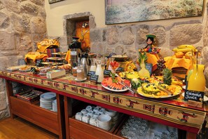 Aperto a colazione, cucina internazionale, con vista sul giardino 