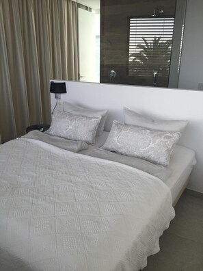 5 chambres, bureau, fer et planche à repasser, lit parapluie