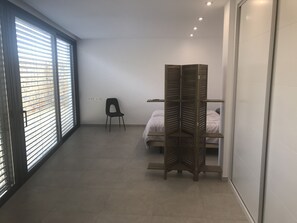 5 bedrooms, desk, iron/ironing board, travel crib