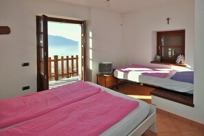 2 bedrooms, travel cot, WiFi, bed sheets - Typical rustico with garden and wonderful view of Lake Como and pool (Bugiallo)