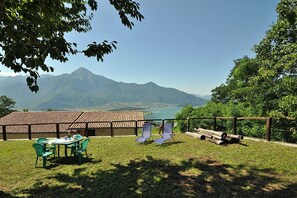Outdoor dining - Typical rustico with garden and wonderful view of Lake Como and pool (Bugiallo)