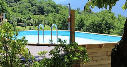 typisches Rustico mit Garten und wunderbarem Blick auf den Comer See und Pool