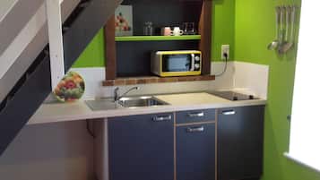 Kühlschrank, Mikrowelle, Herdplatte, Wasserkocher mit Kaffee-/Teezubehör