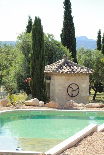 Grand mas familial de charme entre mer et montagne .