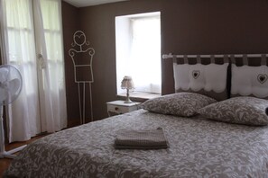 4 habitaciones, tabla de planchar con plancha, wifi y ropa de cama 