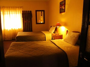 雙床房, 2 張單人床 (Shared Bathroom) | 客房內保險箱、隔音、免費無線上網、床單