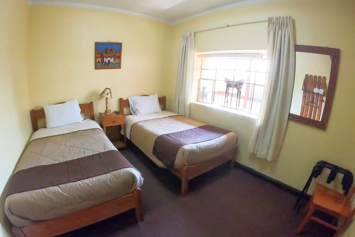 Chambre avec lits jumeaux, salle de bains privée