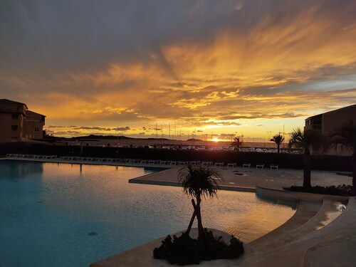 Very beautiful T2 on the ground floor with trees, swimming pool, sea view, shops and beach 