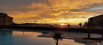 Very beautiful T2 on the ground floor with trees, swimming pool, sea view, shops and beach 